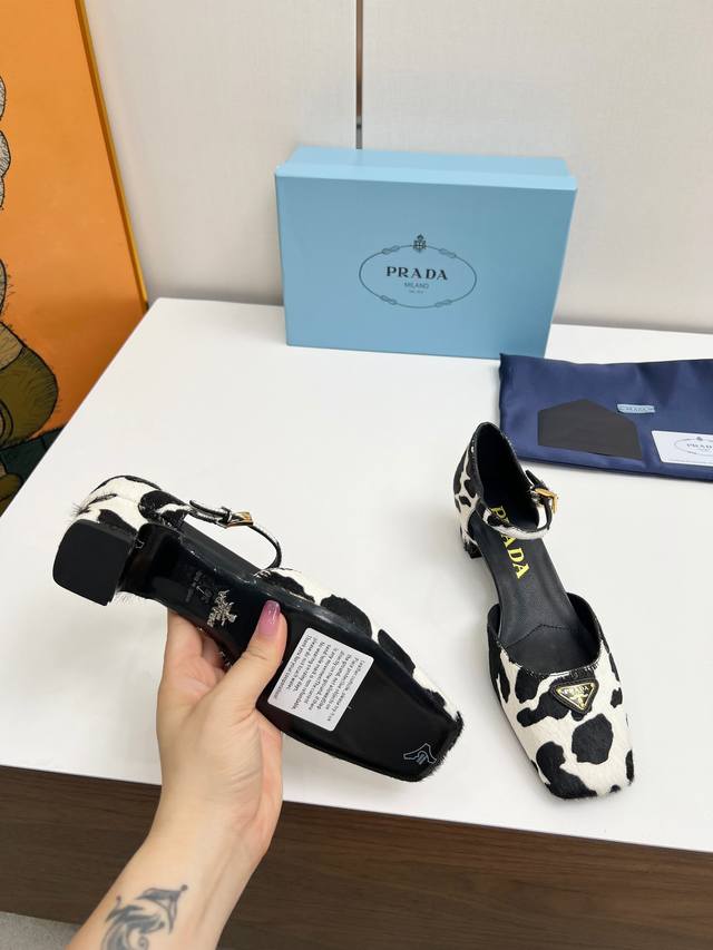 Prada 普拉达 2025Ss春夏新品 Saffiano奶牛配色牛皮高跟凉鞋 闪亮登场 小红书各大博主推荐，彰显经典魅力。 跟高4Cm 羊皮内里 意大利真皮底