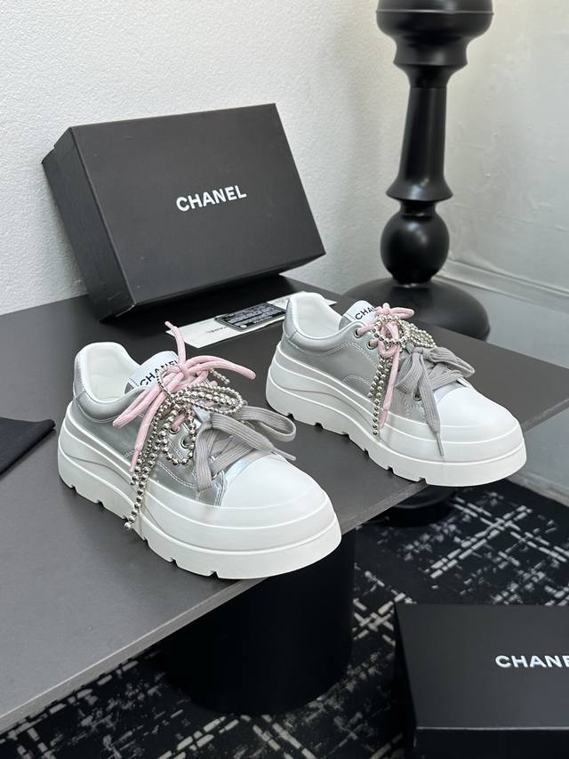 Chanel香奈儿25S厚底珍珠蝴蝶结小白鞋休闲半拖鞋，懒人拖，网红明星同款 ，将时尚与舒适完美融合。鞋面简约大气，搭配精致珍珠与蕾丝鞋带，细节之处尽显奢华格调