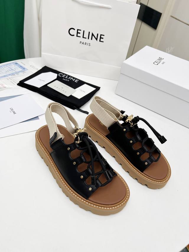 原版复刻Celine 赛琳2025Ss新款 Billie粗跟凉鞋，凯旋门金属Logo系带平底罗马凉鞋，原版发泡轻质橡胶底，35-42出厂