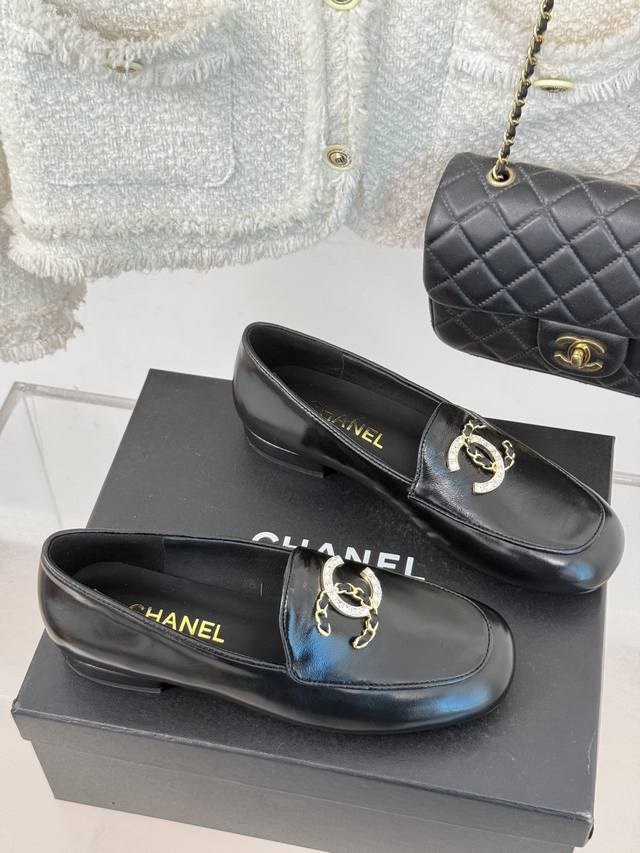 厂价P乐福鞋 Chane*｜小香25C早春新品大双C 链条扣乐福鞋 满满的复古风 秀气的鞋型 看着就很讨喜 圆中带点尖的鞋头 衬托脚也变得瘦瘦的 显得修长 经典