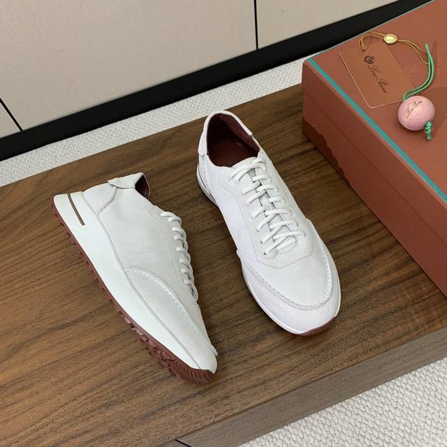 Loro Piana 情侣款休闲运动鞋。简约时尚，上脚非常舒适。 鞋面牛京，牛皮垫脚。定制橡胶底。 码数：女35-43 35、41、42、43定制不退换 男38