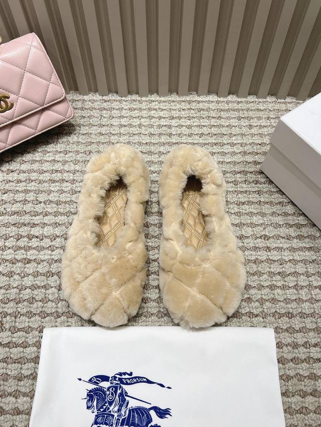 工厂P出 巴宝莉 Burberry 平底小单毛毛鞋，官网同步 最新款巴宝莉款全真皮羊毛面，羊皮里 码数35-41 注：41需定做
