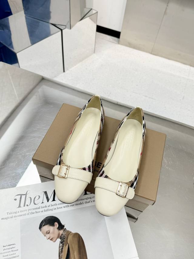 巴宝利Burberry 经典格纹平底鞋 迄今为止最不挑人最不限年龄的一款鞋子 谁穿都好看别小瞧布面的成本 我们的鞋面采用三层贴布工艺 单外层格纹进口纤维布45一