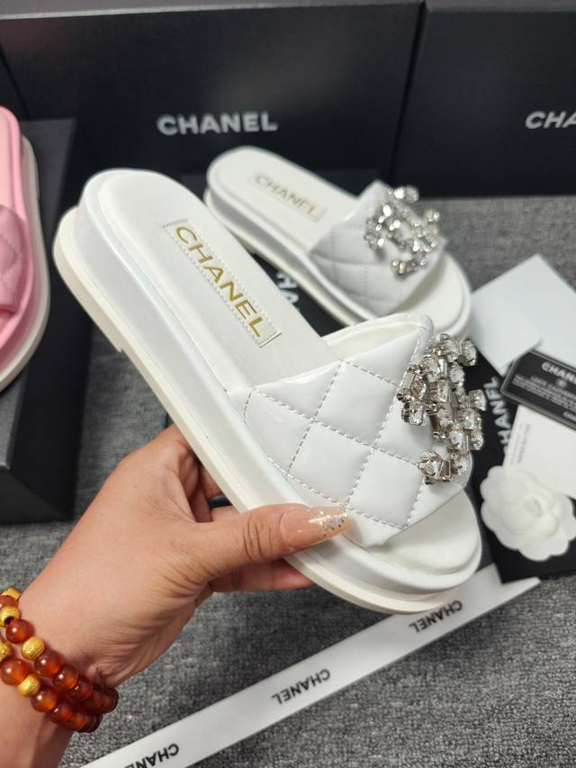 Chane*｜小香春夏新品 粗跟，搭配菱格刺绣凉拖 香奶奶家一贯的优雅名媛气质 高级感十足！上脚非常Nice～ 不管光脚穿或搭配裙装、裤装、 都非常百搭！无敌美