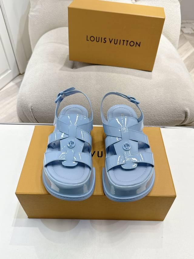 Louis Vuitton 路易威登 Maya Flatform 凉鞋 本款 Maya Flatform 凉鞋选用光滑牛皮革，令宽幅鞋带穿梭于皮革鞋舌之间，再以