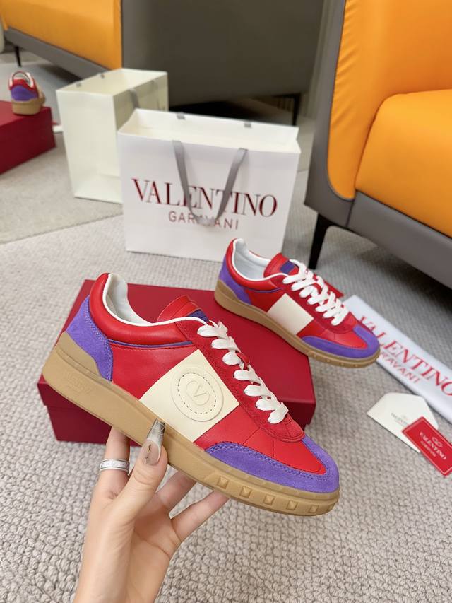 Valentino专柜同步新款低帮休闲运动鞋 专业高端，完美复刻，品质一流！ 全部采用原版1:1材料制作，独家开模！ 面料高丝光牛猄 Tpu材质大底，舒适耐磨，