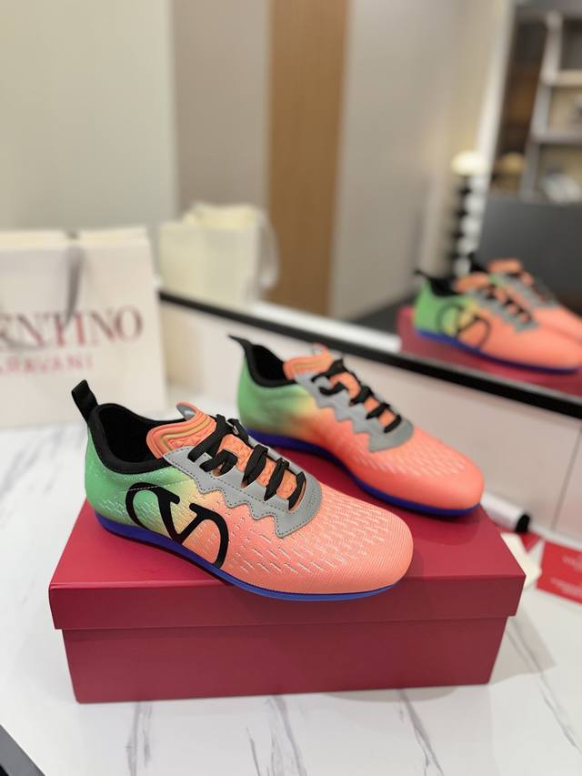 出厂价Pp： Valentino 2025华伦天奴最新春季运动鞋！专柜推荐Runboot运动轻盈舒适，蓝球鞋、跑步鞋、时尚运动鞋集于一体的多功能设计，演绎酷飒的