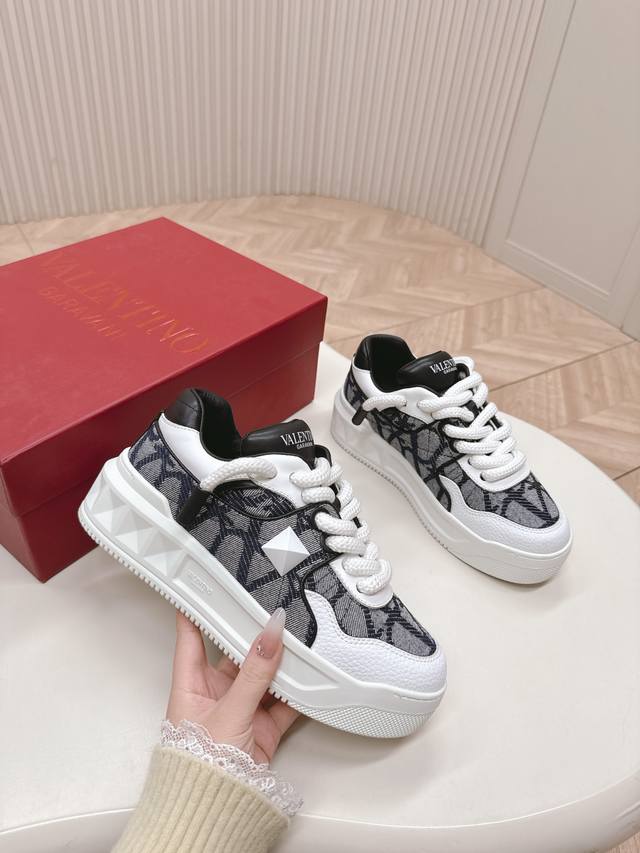 出 华伦天奴 新款情侣款 厚底休闲运动鞋 原版Zp入购拆解. 反复打版调改. 力要一比一还原！顶级奢华力作 招牌柳钉设计 柔软舒适的真羊皮 带来卓越优雅的质感