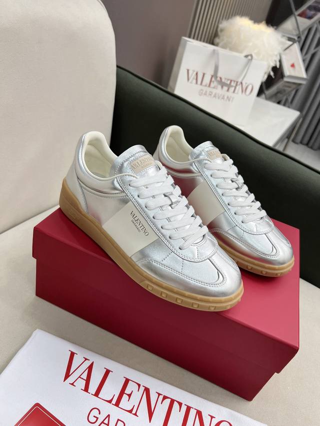 顶版 Valentino专柜同步新款低帮休闲运动鞋 专业高端，完美复刻，品质一流！ 全部采用原版1:1材料制作，独家开模！ 面料高丝光牛猄 Tpu材质大底，舒适