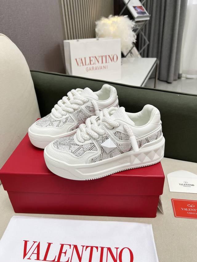 独家厚底粗鞋带最高端 Valentino华伦天奴 厚底粗鞋带爆款休闲鞋！ 张艺兴 关晓彤众多网红明星同款 代言引领潮流！！ 面料:原版定制全粒面牛皮 内里:原版