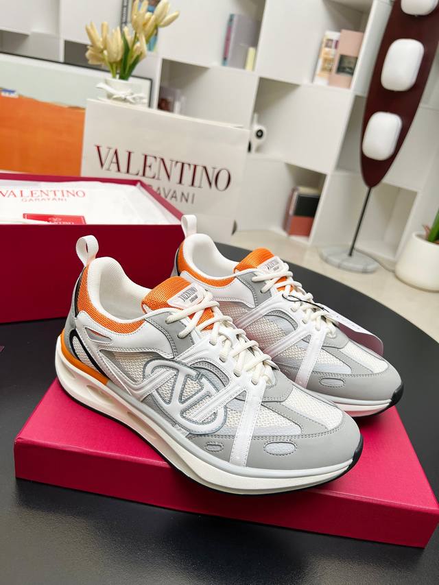 杨洋、郑业成、王弘毅 演绎Valentino全新Easy Jog运动鞋 Valentino华伦天奴 新款采用高频焊接技术的Vlogo签名细节，品牌网帆布热切工艺