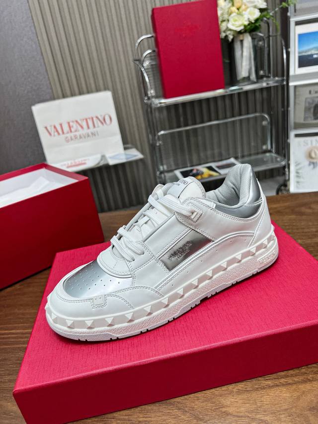 Valentino华伦天奴V家Freedots系列 情侣款 铆钉 休闲 运动鞋 滑板鞋 原版购入开发 做货 檀健次同款Valentino Garavani Fr