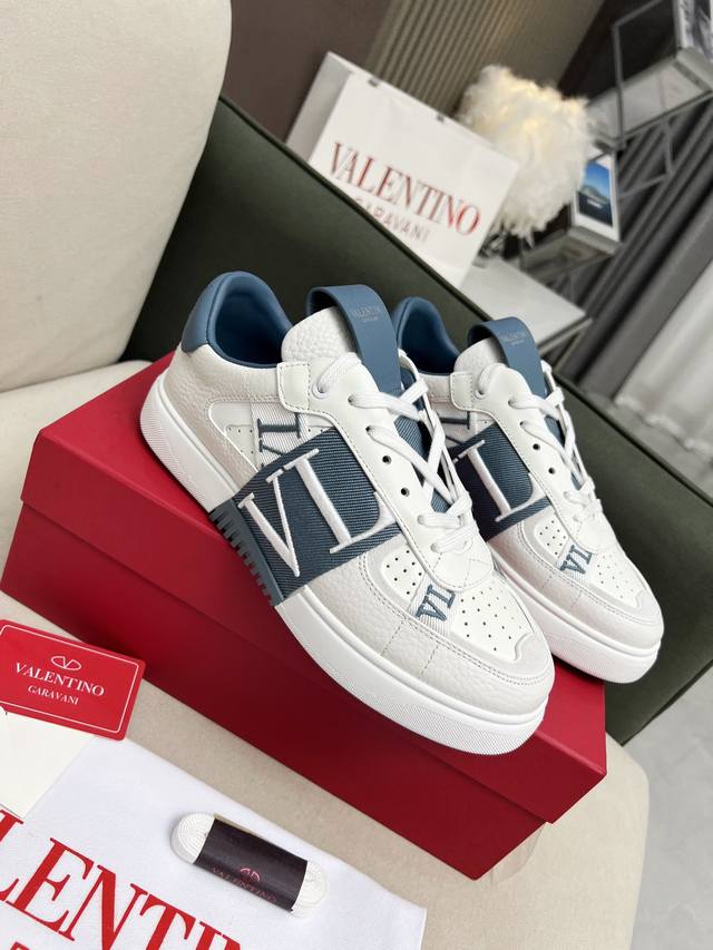 Valentino华伦天奴专柜同步电绣织带 张艺兴同款 彩色款出货，满满的春夏气息 市面最高版！最高端版 购买原版1比1复刻 进口摔纹牛皮 牛皮+注塑垫脚. 正