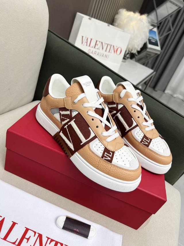 厂价 Valentino华伦天奴 Valentino张艺兴同款 彩色款出货，满满的春夏气息 市面最高版！最高端版 购买原版1比1复刻 进口摔纹牛皮 牛皮+注塑垫