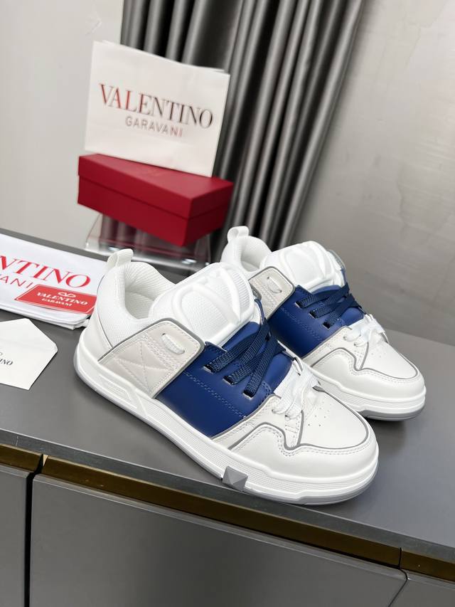 Valentino 专柜同步新增色 专柜同步、霸气侧漏，新款来袭最高端 情侣款.女:35-41.男: 38-46 购买原版 1:1复刻. 面料:小牛皮+织物 鞋