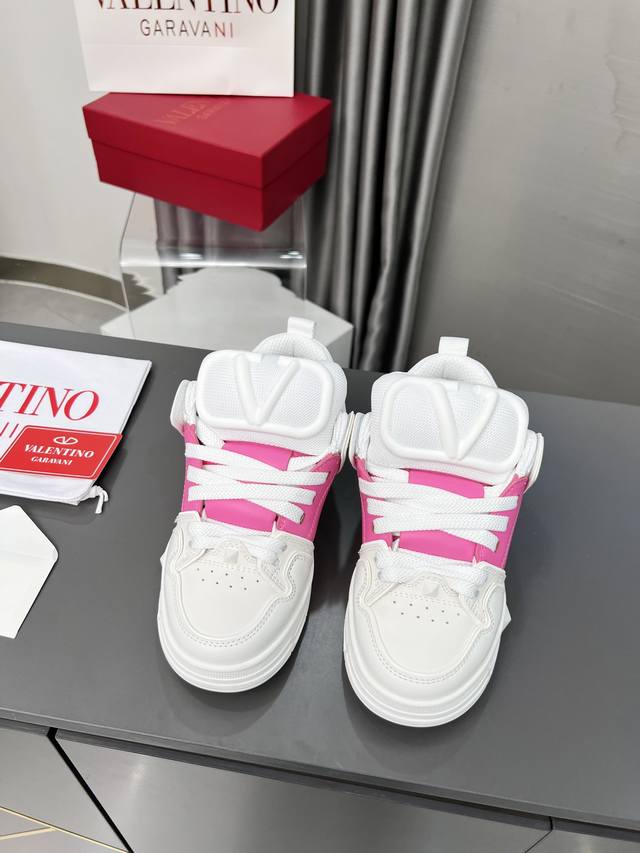 Valentino 专柜同步新增色 专柜同步、霸气侧漏，新款来袭最高端 情侣款.女:35-41.男: 38-46 购买原版 1:1复刻. 面料:小牛皮+织物 鞋