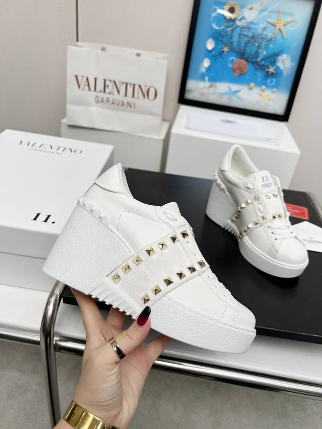 出厂价P Valentino 华伦天奴 秋季最新厚底女鞋，独特厚底设计时尚一族特现脚瘦 大底前掌高3公分后跟高8.5公分，Tpu大底加注塑成型上脚又稳又防滑的坡