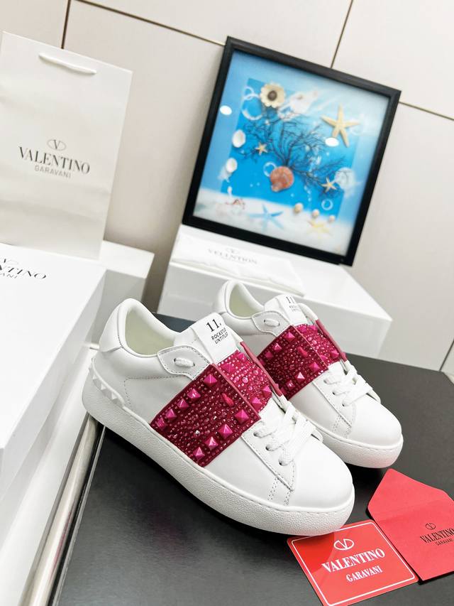 顶版出厂价P Valentino 华伦天奴 等级： 最新时装周走秀 情侣 款 釆用中东闪钻勾起时尚潮流气质一款百塔的时尚高端产品 面料：采用A级丝绸牛皮与闪钻相