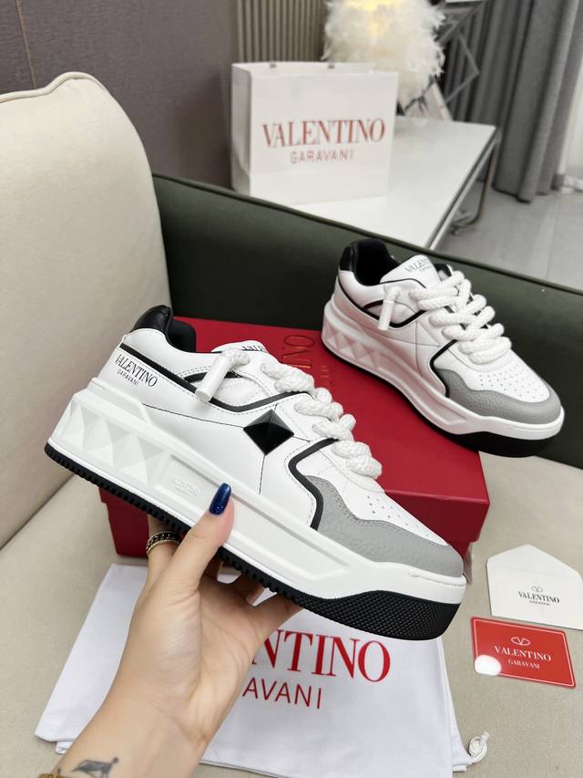 独家厚底粗鞋带最高端 Valentino华伦天奴 厚底粗鞋带爆款休闲鞋！ 张艺兴 关晓彤众多网红明星同款 代言引领潮流！！ 面料:原版定制全粒面牛皮 内里:原版