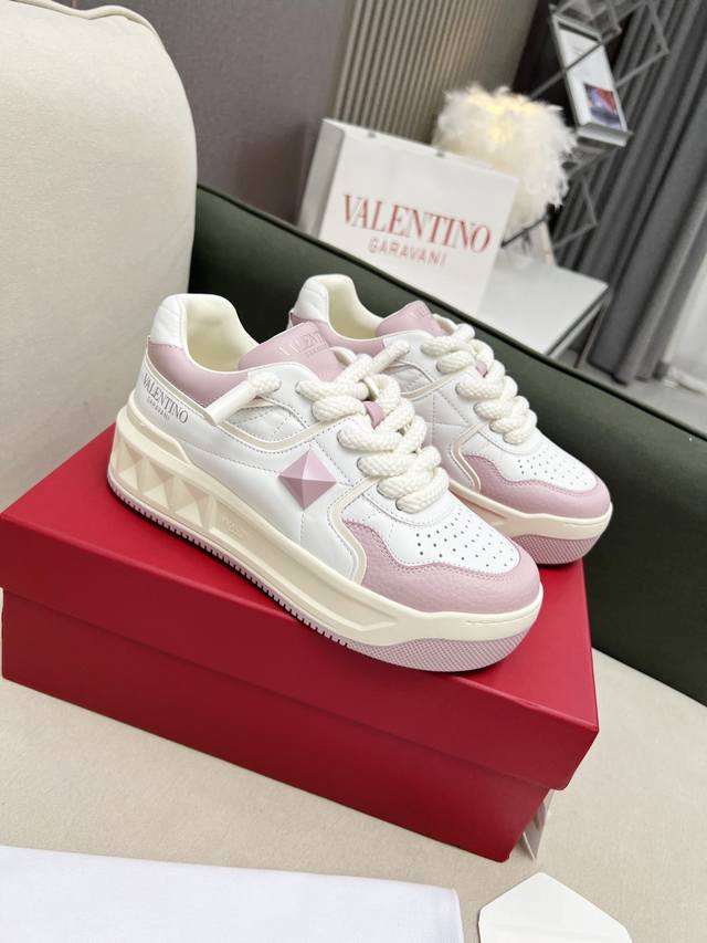 独家厚底粗鞋带最高端 Valentino华伦天奴 厚底粗鞋带爆款休闲鞋！ 张艺兴 关晓彤众多网红明星同款 代言引领潮流！！ 面料:原版定制全粒面牛皮 内里:原版