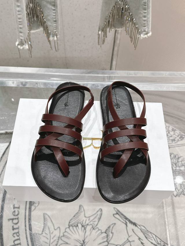 新品凉拖拖 极简主义的设计风格 日常随心搭配都无敌好看！ 上脚也是很时尚软糯糯的 夏日旅行必备神器！ 鞋面进口小牛皮 内里混种羊皮 原版开模防滑Tpu底 尺码3