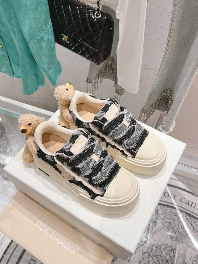 潮牌13新款 立体可拆卸玩偶 厚底板鞋超显腿长 主要是真的可爱时髦精必备 脚上长“”鞋子和立体感十足小熊搭配，软萌可爱的小熊通过弹力纽扣固定 很牢固 不易脱落