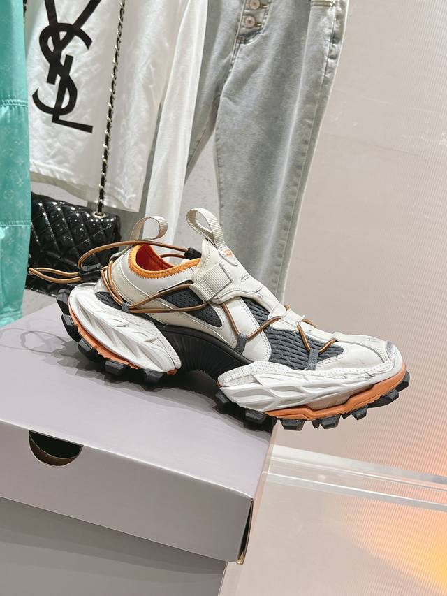 女款 男款 巴黎世家 Hike Sneakers 情侣款 户外鞋25S春夏徒步运动鞋 可调节弹力绳子细节从脚面延伸到鞋头，一个长长的织带提拉环 尖头拼接不仅仅在