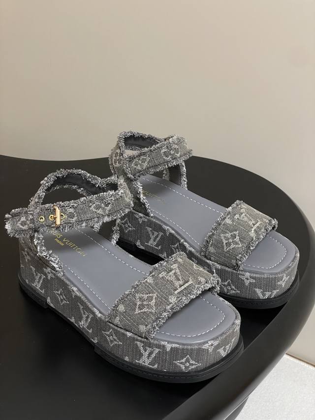 驴牌新款Maya系列方头搭扣一字带凉鞋. 本款 Maya Flatform 凉鞋选用光滑牛皮革，牛仔布 令宽幅鞋带穿梭于皮革鞋舌之间，再以金属 Lv Circl