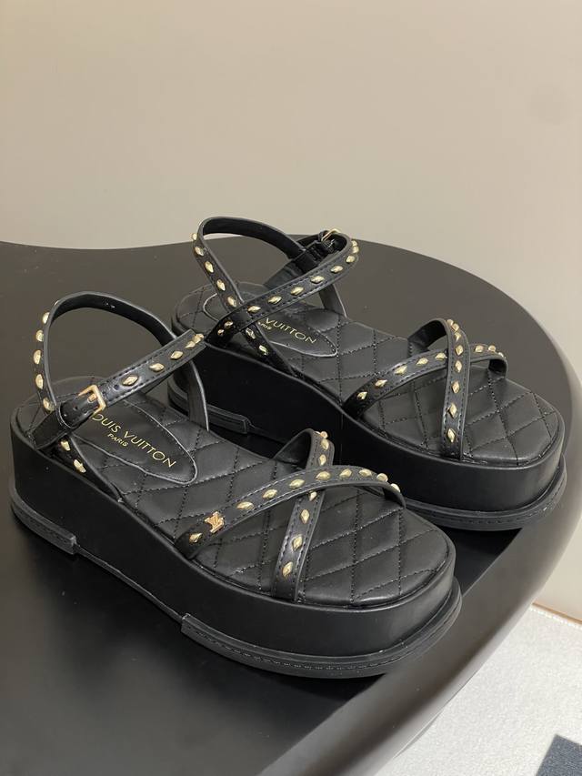 驴牌新款Maya系列方头搭扣一字带凉鞋. 本款 Maya Flatform 凉鞋选用光滑牛皮革，牛仔布 令宽幅鞋带穿梭于皮革鞋舌之间，再以金属 Lv Circl