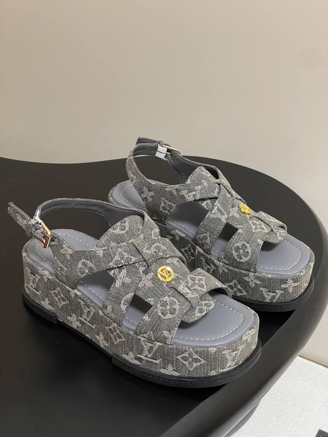 驴牌新款Maya系列方头搭扣一字带凉鞋. 本款 Maya Flatform 凉鞋选用光滑牛皮革，牛仔布 令宽幅鞋带穿梭于皮革鞋舌之间，再以金属 Lv Circl