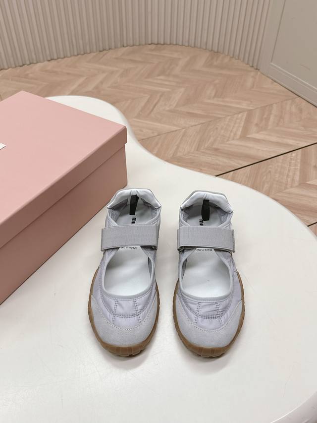 出 Miumiu缪缪 最新Tyre系列 休闲 运动鞋 德训鞋 饼干鞋 原版购入开发 做货 这款Tyre集优雅气质与运动功能于一身。动感橡胶鞋底柔韧耐磨，令人联想