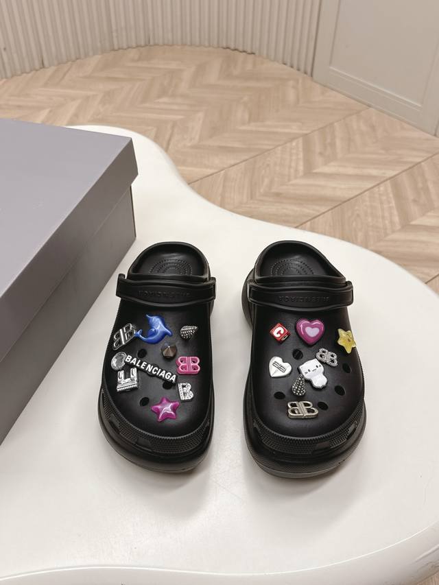 出 男装10 巴黎世家Balenciaga 春夏最新情侣款洞洞鞋，25春季新款黑马单品,海内外时尚博主纷纷上脚大秀，火遍海内外社交平台，时尚达人必入款，各种巴家