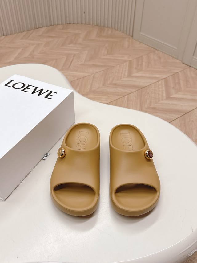 出 Loewe｜罗意威夏季Paulas限定时尚拖鞋系列 超轻拖鞋，超舒服，湿水，去沙滩穿超合适的， 颜值也很高，高度2Cm那样，夏季必备款 橡胶发泡一体成型！电