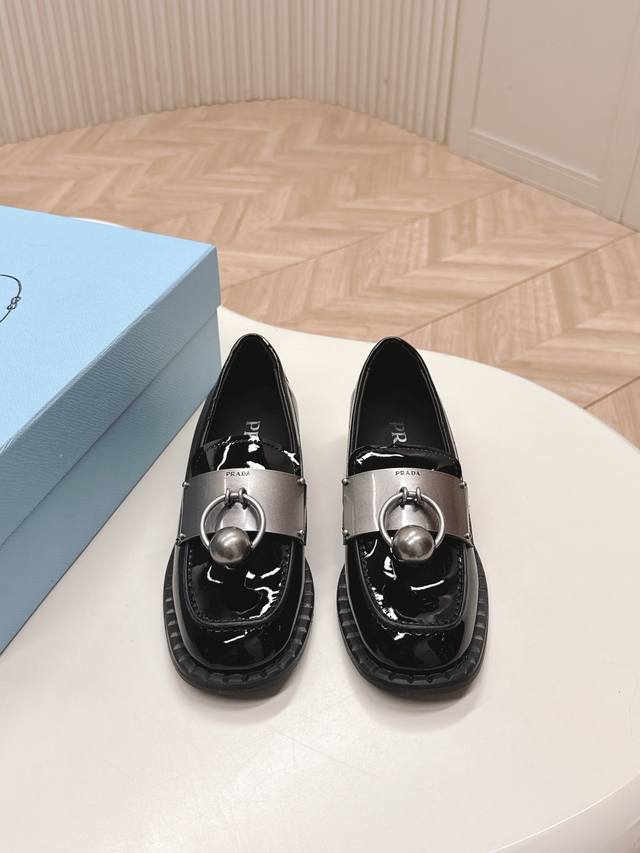 出 Prada 普拉达25Wf新品 复古五金装饰乐福鞋 经典百搭四季可穿 帅气十足 日常穿搭、上班通勤的搭配利器 轻松穿出各种风格，随意搭配就很好看！ 定制开模