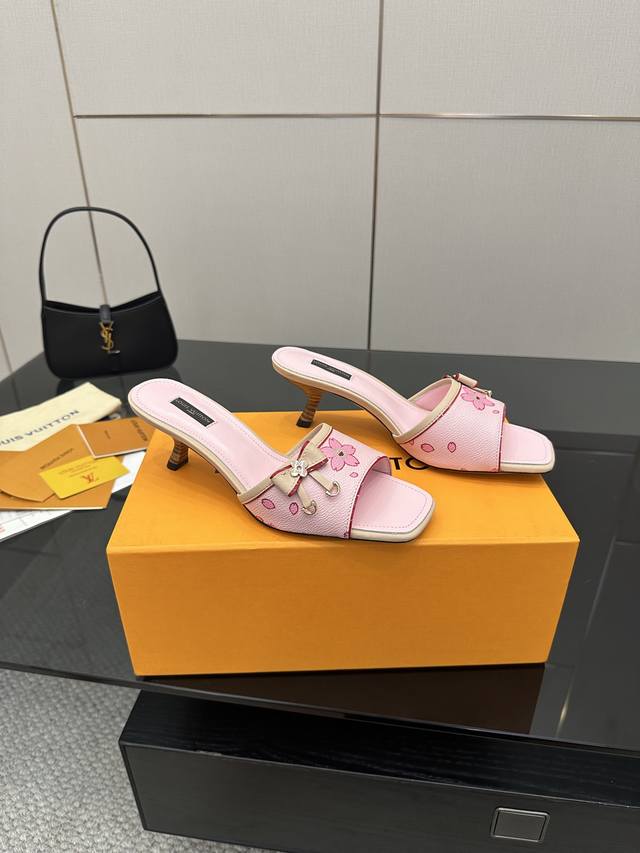 Lv 驴牌 2025早春新款 顶级版本 原版开发 中古Vintage复古文艺 丝绒蝴蝶结猫跟凉鞋 专柜主打最新款 方头凉鞋 单鞋硬货上新 代购级别！高级感十足！