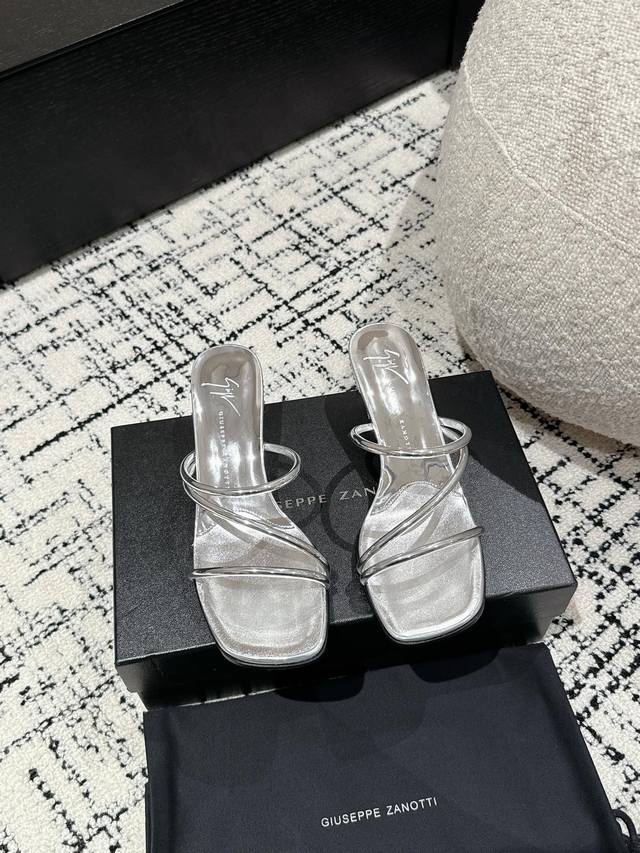 顶级版本 Giuseppe Zanotti 春夏水晶高跟拖鞋 意大利超火小众品牌，这个系列的拖鞋穿上去，真的有点小仙女的感觉！上脚自带滤镜效果，后跟上百颗超闪水