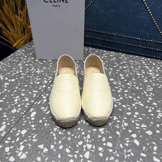 Celine 赛琳渔夫鞋 鞋面：Pp草 牛皮 内里：羊皮 中底：麻绳编织 大底：防滑橡胶底 码数：35-41码 40.41订制不退不换 价格