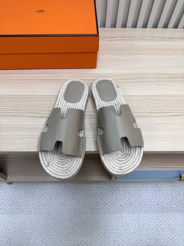 真皮底： 情侣款 高品质！ Hermes 爱马仕经典Santorini 草编凉拖鞋新设计灵感还是遵循传统经典 H 鞋面，搭配精致踝带、可调节系带，适合日常穿着、