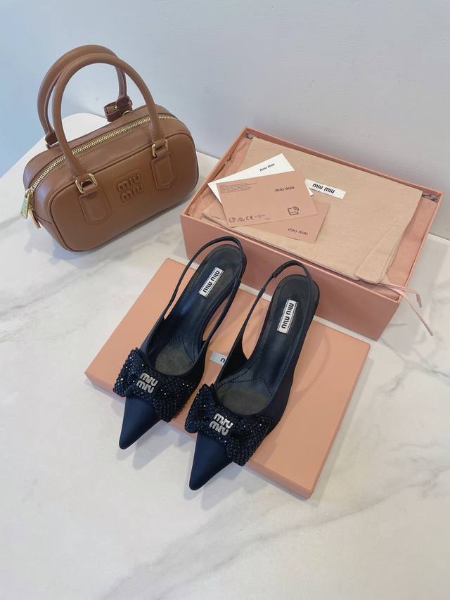 Ootd 富家小姐千金即视感穿搭～ Miumiu 优雅知性小尖头，美丽且如履平地太懂女人心了，太会拿捏精致感了，蝴蝶结+进口水钻+5.5Cm小猫跟，美到心坎，集