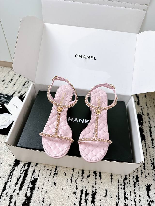 香奈儿Chanel 25 A夏季新款中跟凉鞋来啦！ 每年必入的经典款，这次的设计更加高级有品味！原版面料+重工链条装饰，细节控直接沦陷～羊皮内里亲肤柔软，意大利