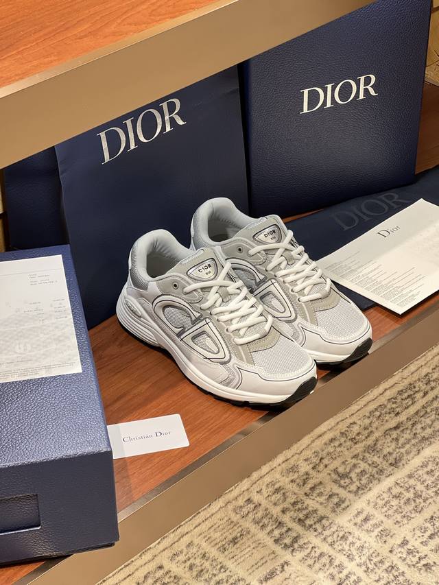 顶级 Dior迪奥B30 老爹运动休闲鞋 Size女：35～40 男39~45 45 46定做 这款 B30 运动鞋已成为 Dior 别具一格的经典新品，时尚而