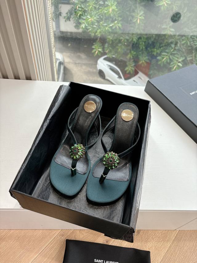 G988所见即所得顶级品质Saint Laurent 圣罗兰Lee金属钻链条尖头高跟鞋Ysl姐姐的美丽尤物高跟鞋 又是人间圣罗兰 Rose同款的高跟鞋化很好修饰