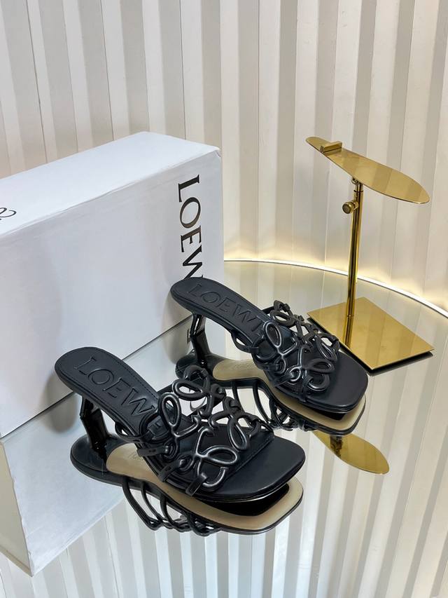 高跟款Loewe 罗意威 25Ss 春夏新品 拖鞋 疯狂种草简约设计感觉更干净优雅 让你念念不忘 颜色也很耐看漂亮，上脚瞬间气质十足气场，简直无敌帅气有型 鞋面