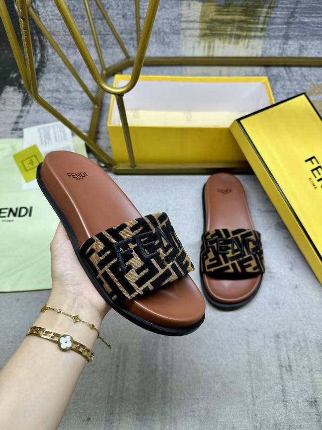 Fendi最新宽衬垫带拖鞋，丝绒Ff提花面料+刺绣工艺，防滑橡胶鞋底，35-45码