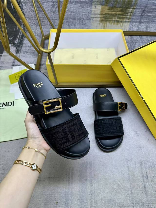 Fendi最新爆款双带平底拖鞋，带Ff装饰性搭扣，黑色软羊皮面料，正面饰有网眼布饰带和编织穿孔Ff图案，35-45码，