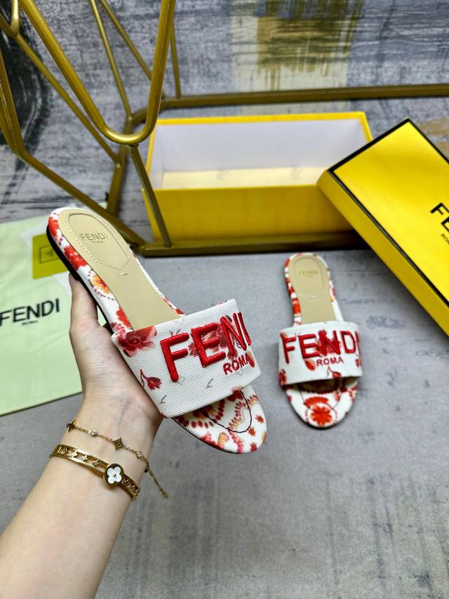 Fendi最新爆款宽带厚平底拖鞋，米白色牛仔布材质，饰有红色印花图案，同色皮革内底，红色Fendi纱线刺绣，35-42码，普通大底、 ，真皮大底