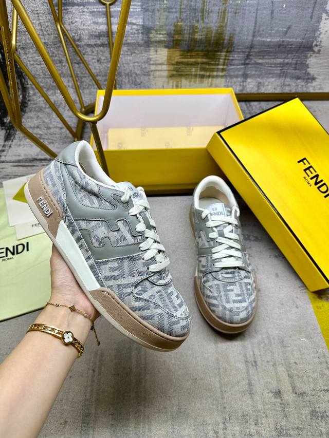Fendi Match系带最新运动鞋，灰色Ff仿牛仔面料材质，饰有灵感源自标志性Selleria工艺的全幅撞色垂直缝线和同色牛皮。女码35-40码，男码39-4