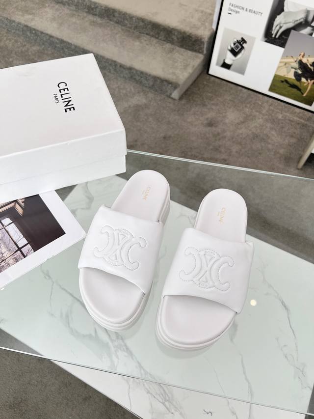 跑量价 赛琳 Celine 2025春夏新款凯旋门厚底沙滩拖鞋上新鞋面采用原版定制全粒面羊皮鞋身带有品牌元素压花图案 面料：全粒面羊皮 内里：羊皮 Size：3