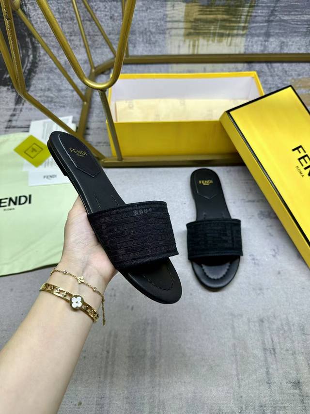 Fendi最新爆款宽饰带平底拖鞋，饰有正面网眼布饰带和编织穿孔Ff图案，35-42码 橡胶大底 真皮大底