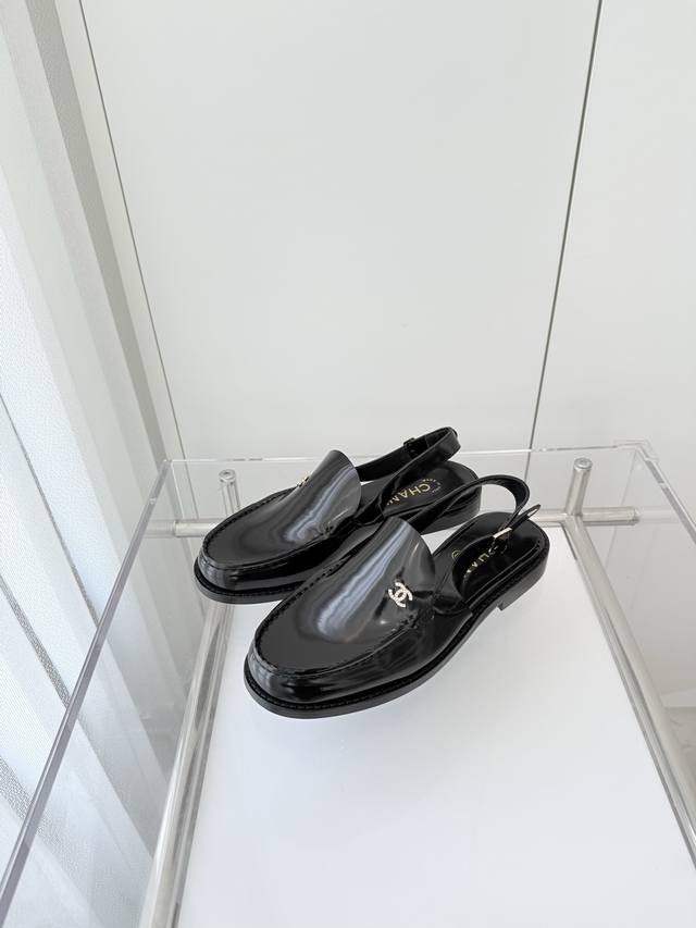 小香2025新品乐福拖鞋 ～～～市场最高版～～～同原版1：1复制！非市场普通版本。 面料： 内里：牛皮 大底：意大利皮底 跟高：2Cm 码数：35-39 40、